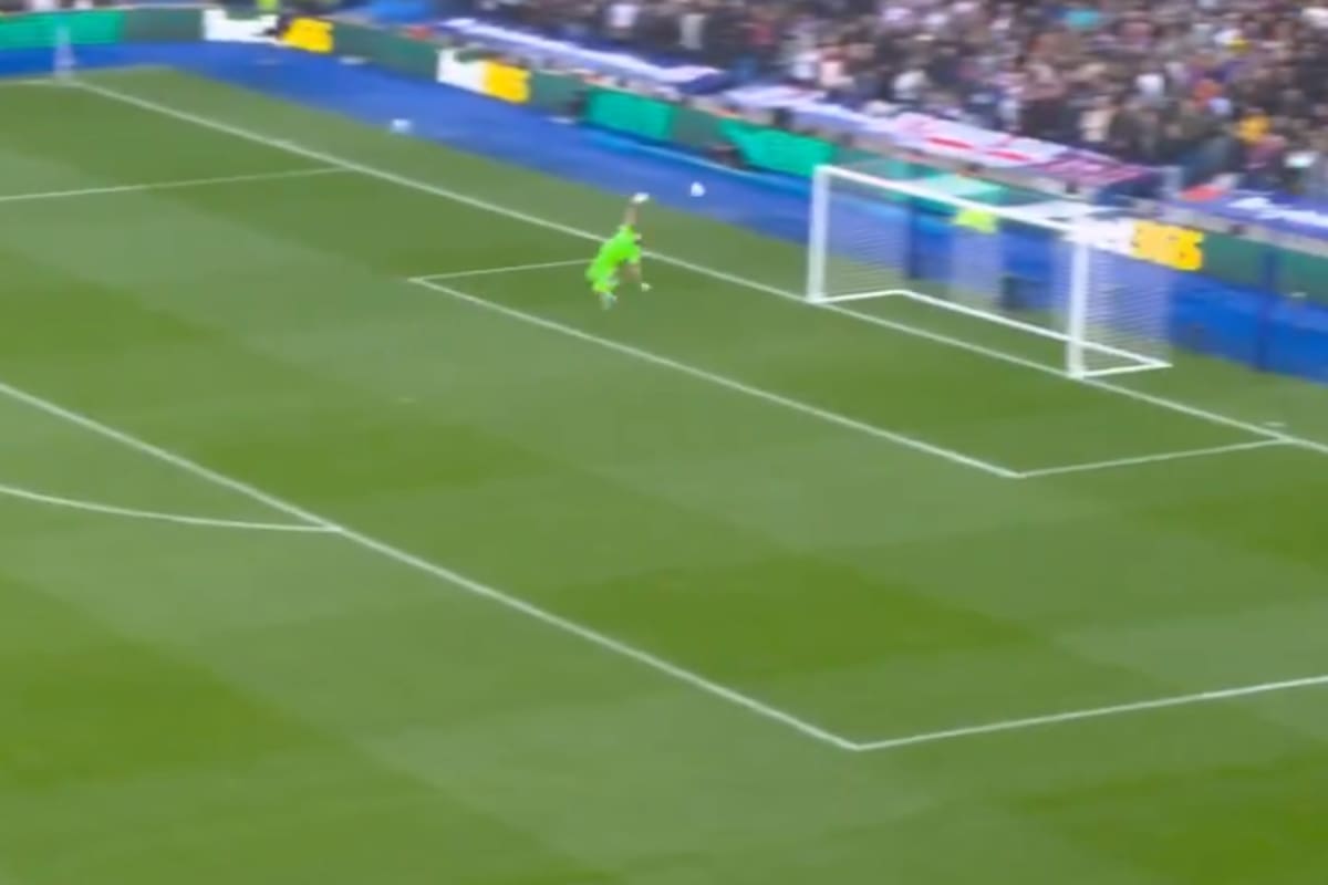 Obra de arte: golazo desde la mitad de cancha en la goleada del Brighton