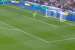 Obra de arte: golazo desde la mitad de cancha en la goleada del Brighton