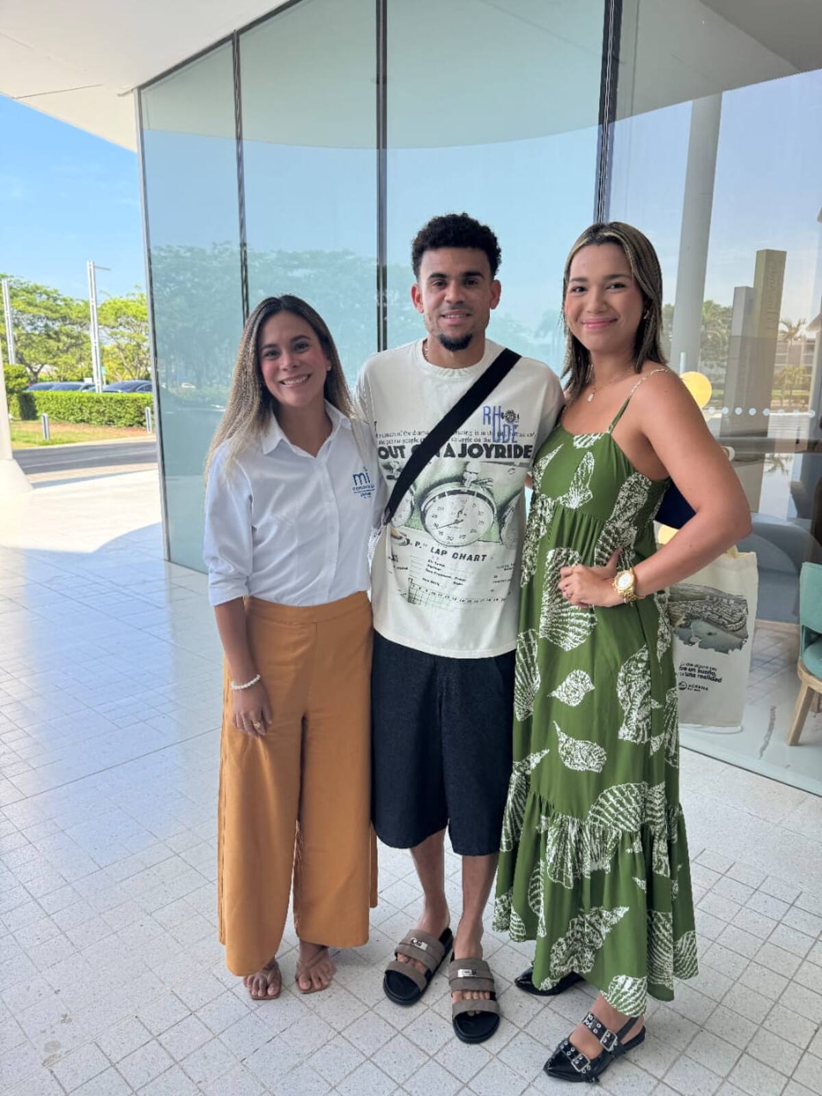 Aquí Luis Díaz con personal de Serena del Mar. // CORTESÍA