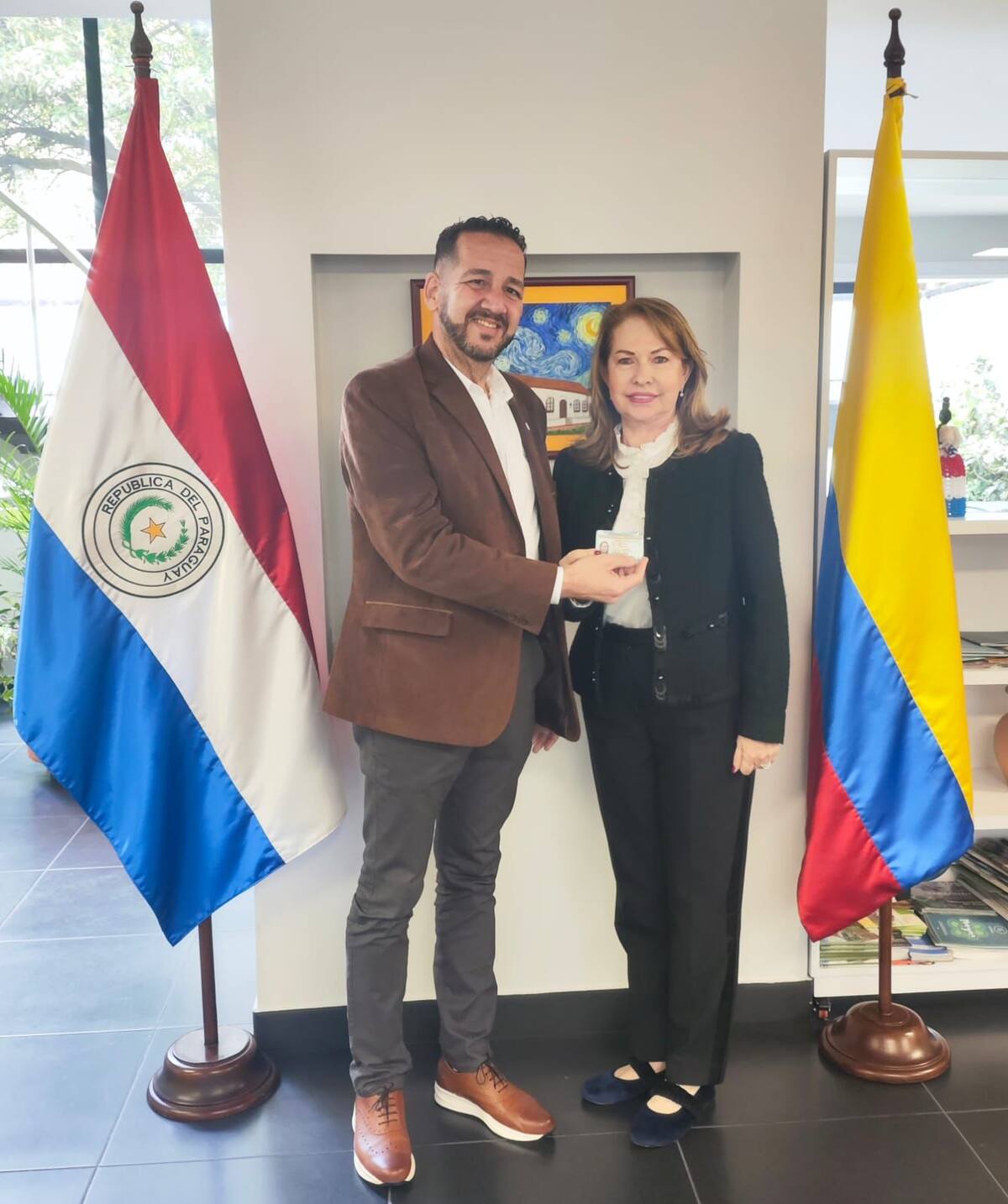 Araceli "Chica" Morales, se posiciona como Cónsul Honoraria de la Republica de Paraguay en Cartagena. // Foto: Cortesía - Embajada de la República de Paraguay en Colombia.