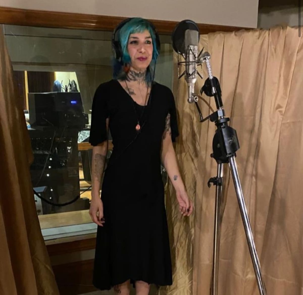 Araceli Julio en el estudio musical. //Foto: IG @satelite_kingston