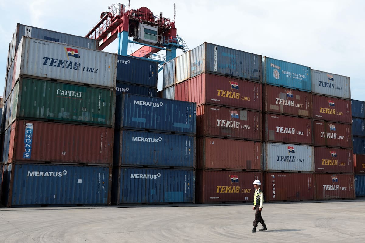 Contenedores en un puerto de Yakarta del que salen exportaciones hacia Estados Unidos. EFE/VANGUARDIA