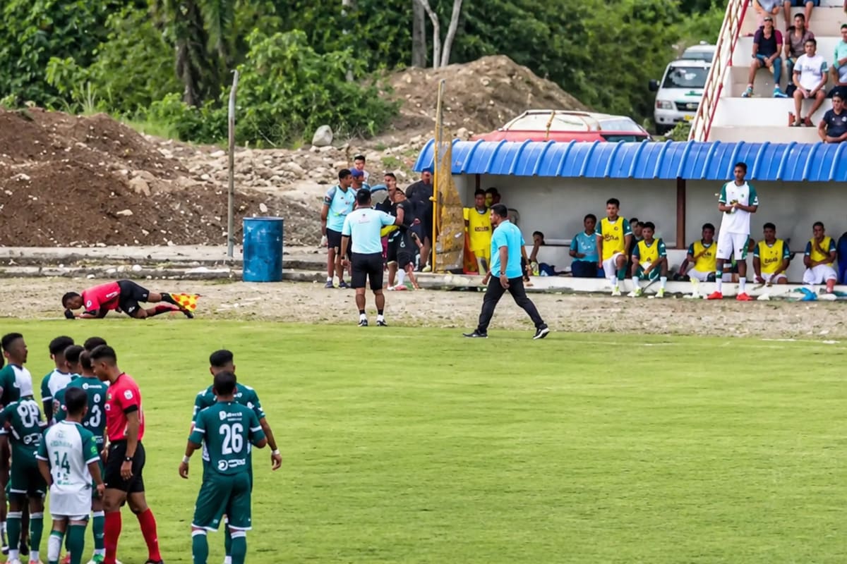 Video: árbitro es hospitalizado tras ser atacado con una piedra por jugador en Ecuador