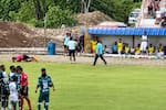 Video: árbitro es hospitalizado tras ser atacado con una piedra por jugador en Ecuador