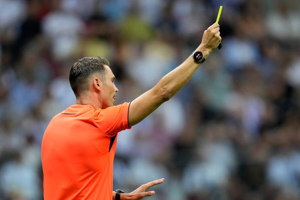 Árbitros de la Premier League tendrán que desvelar a qué equipo apoyan