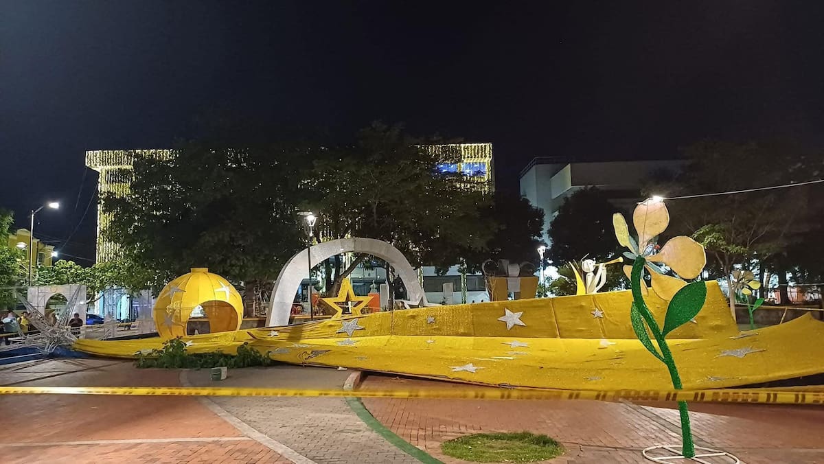 El árbol de Navidad cayó mientras cientos de personas estaban en el parque. //Cortesía