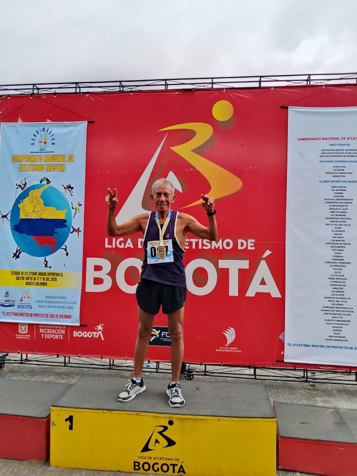 Arcadio Martínez conquistó dos medallas de oro en cross country y 2 mil metros con obstáculos, además de una medalla de plata en los 5 mil metros planos en el campeonato nacional de atletismo senior Master. //Cortesía: Arcadio Martínez.