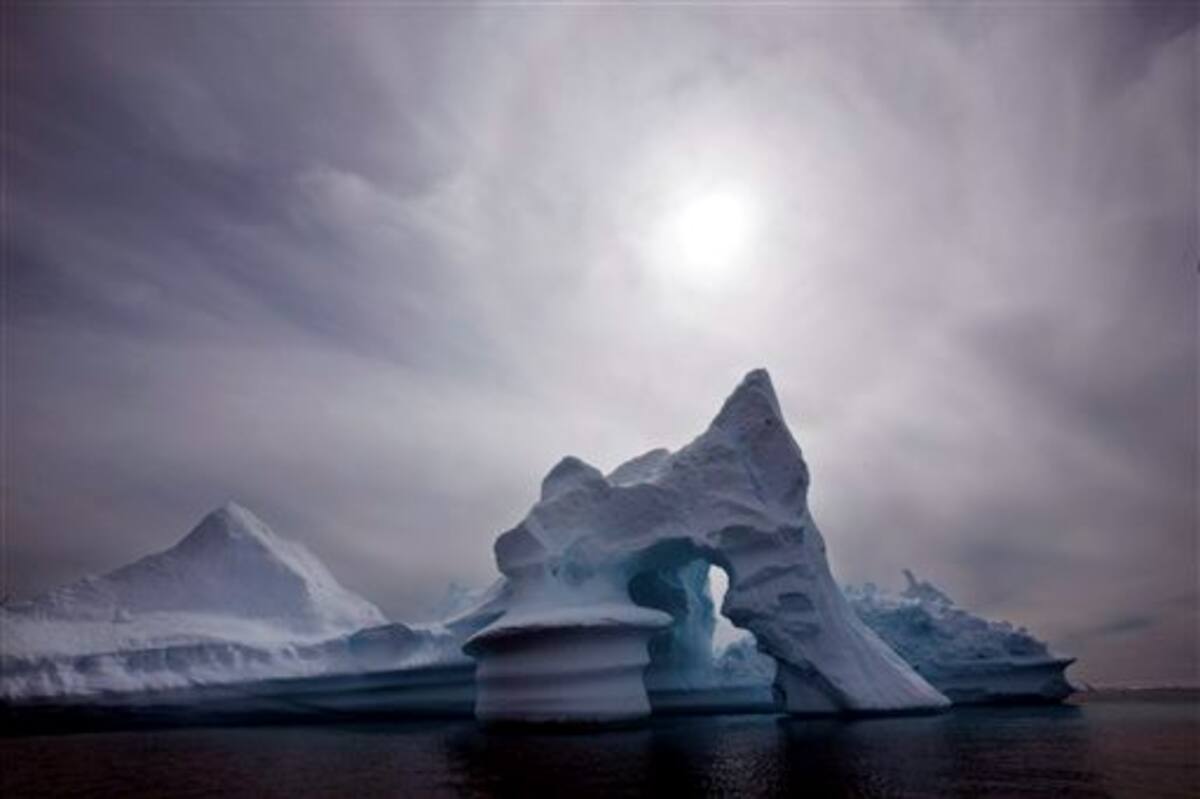 En esta foto de archivo del 19 de julio del 2007 se ve un témpano en Ammassalik, en el este de Groenlandia. Una nueva evaluación del cambio climático en el Artico demuestra que el hielo y la nieve en la región se están derritiendo más rápidamente de lo que se suponía y eleva fuertemente las proyecciones del aumento en el nivel del mar en el siglo presente ARCHIVO-AP