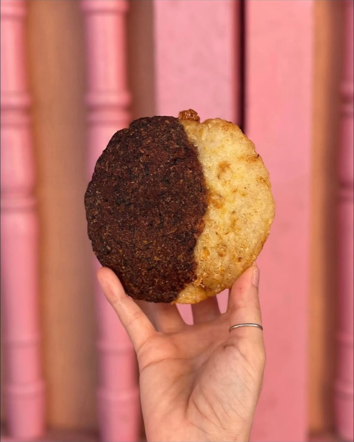 Una de las especialidades de Chechi: arepa BI elaborada con maíz negrito y maíz peto.//Foto: Cortesía.