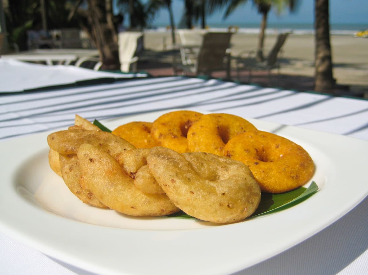 las arepas dulces con anís suelen ser acompañadas con suero y queso costeño.