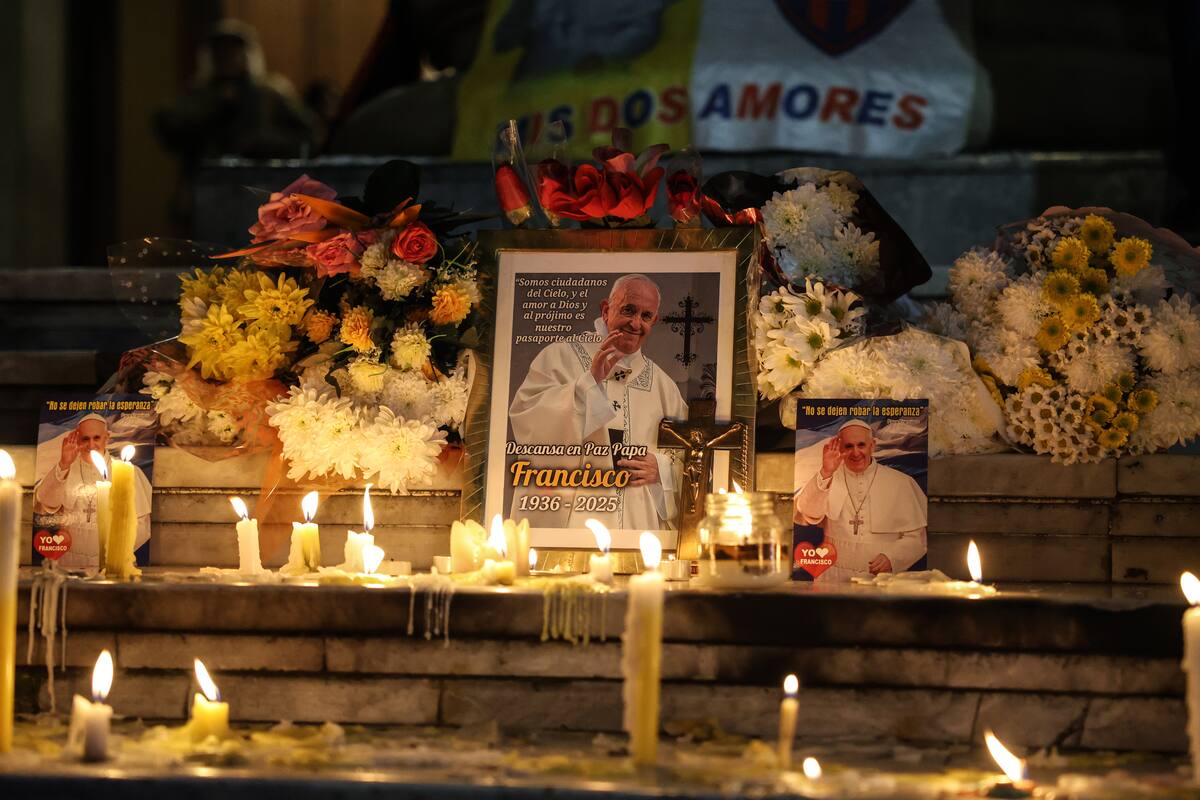 Un homenaje al papa Francisco este lunes, frente a la Catedral Metropolitana de Buenos Aires (Argentina). //EFE