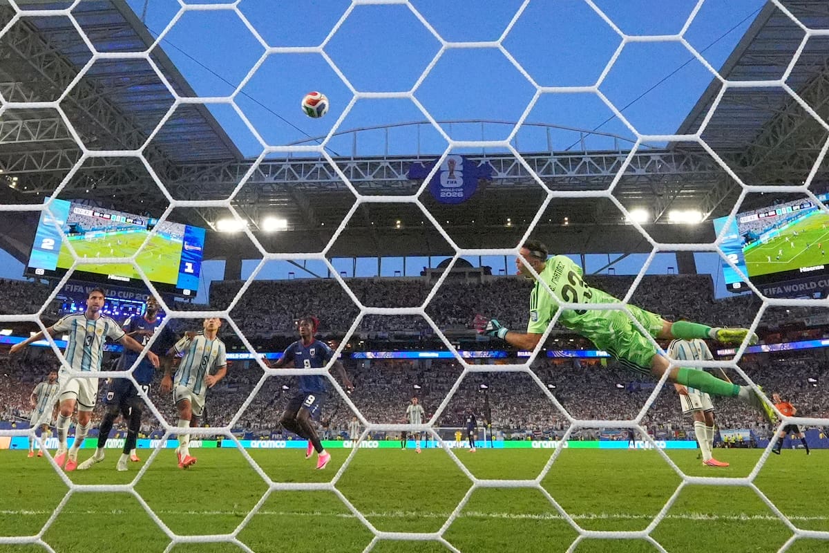 El portero argentino Emiliano Martínez (23) no pudo ante el disparo del caboverdiano Sidny Lopes Cabral (13). Golazo en el ángulo. //Foto, AP: Rebecca Blackwell