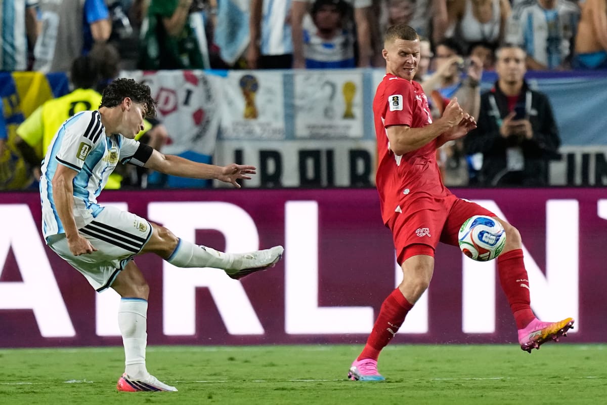El argentino Julián Álvarez destrabó el partido con un golazo contra Suiza en los cuartos de final del Mundial. //Foto, AP: Ashley Landis