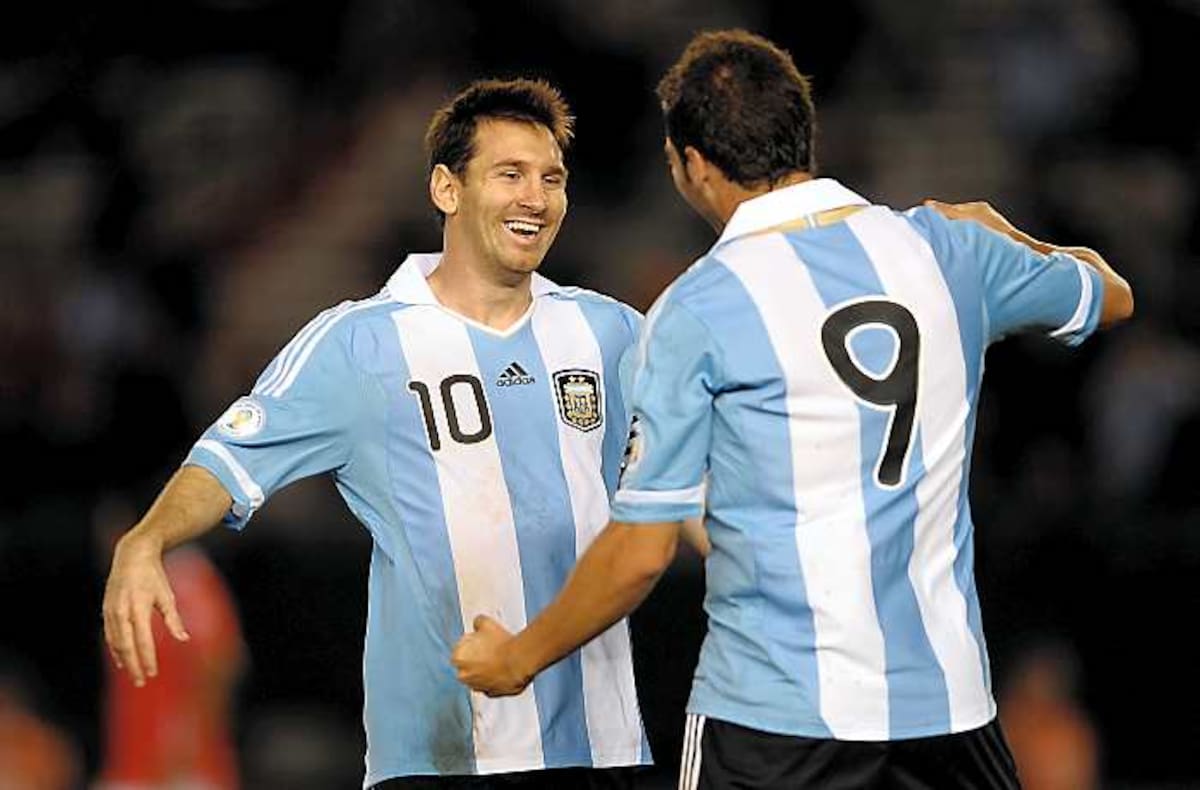 Lionel Messi, estrella de Argentina, junto a Gonzalo Higuaín, goleador del equipo gaucho. AFP