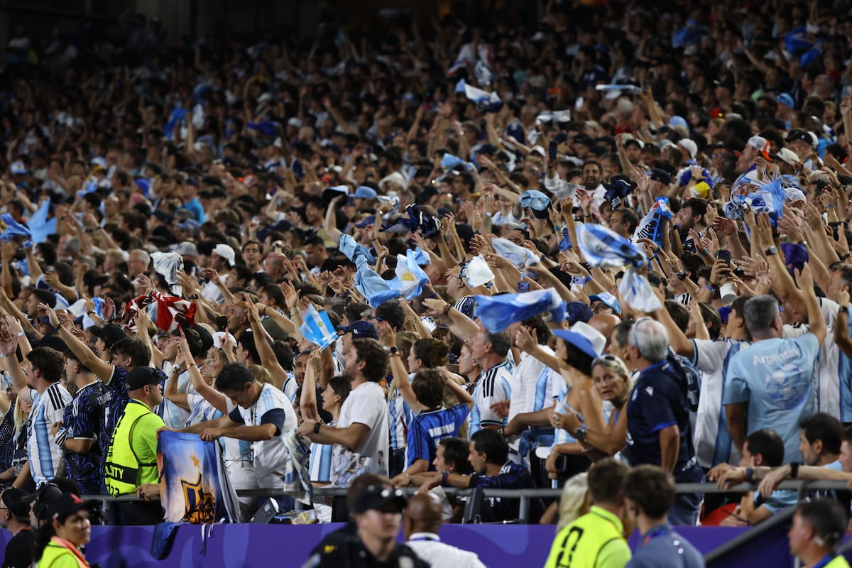 Aficionados de Argentina durante el partido de cuartos de final ante Suiza en el estadio Arrowhead de Kansas (EE.UU.). //Foto, EFE: Kenneth Fernández