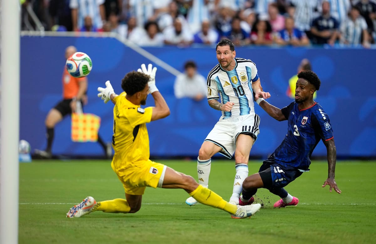 Lionel Messi y Vozinha tuvieron un duelo particular en el duelo entre Argentina y Cabo Verde en el Mundial. //Foto, AP: George Walker IV
