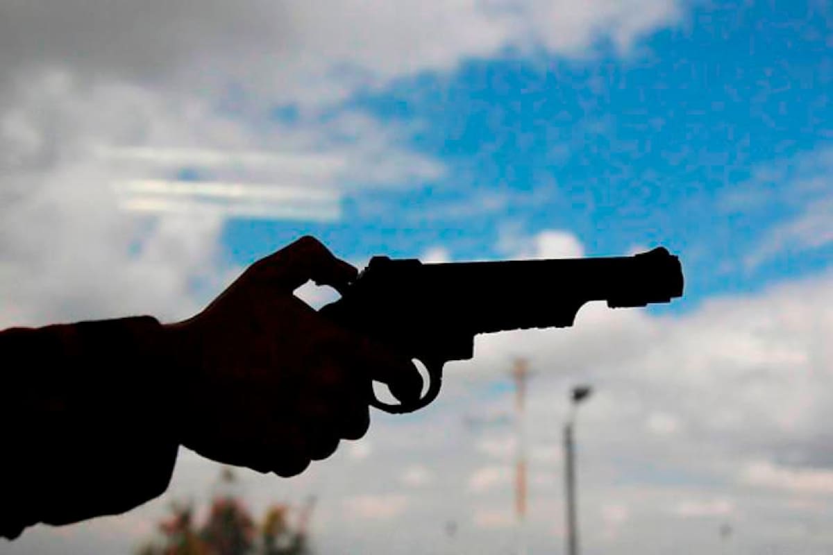 Sicario mató a balazos a un hombre que iba en carro junto a su familia