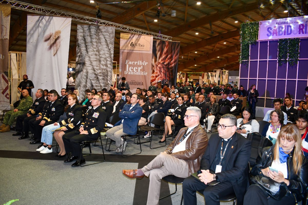 La Armada de Colombia señala que el libro “El Retorno de la Esperanza: Estela de la Armada de Colombia en los Montes de María y el Magdalena Medio”, es una obra que recoge la memoria histórica, el compromiso institucional y los procesos de transformación en regiones marcadas por el conflicto armado. // Foto: Cortesía.