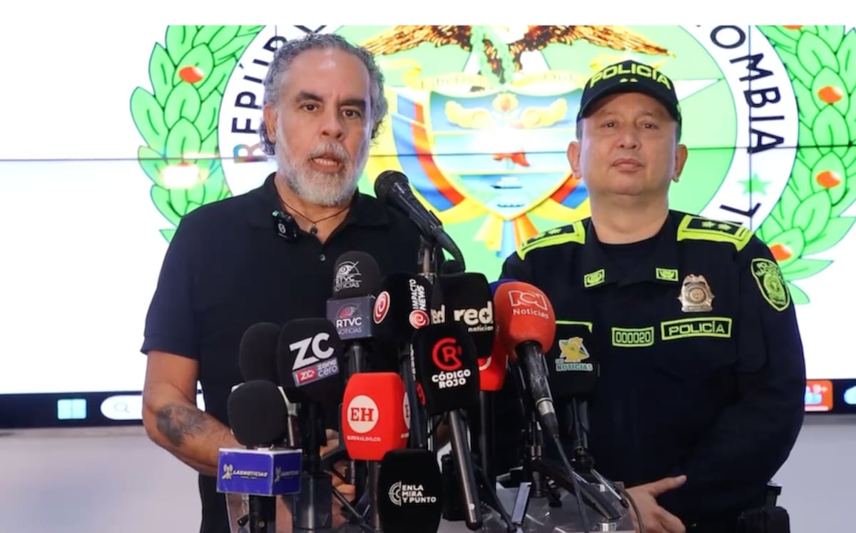 El ministro del Interior, Armando Benedetti, junto al brigadier general Miguel Camelo Sánchez, comandante de la Policía Metropolitana de Barranquilla.//Cortesía Mininterior.