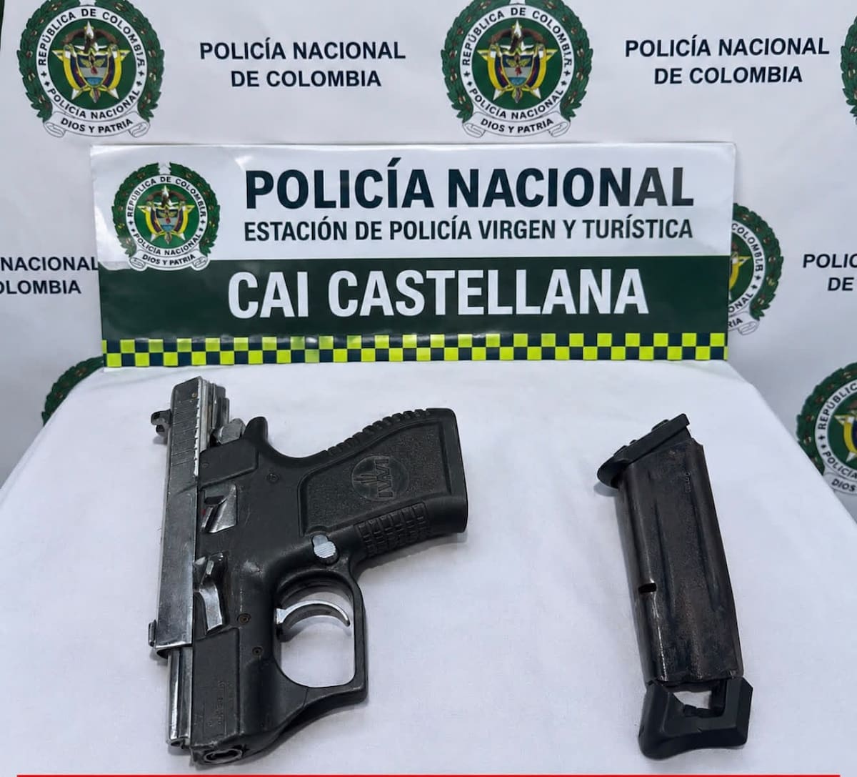 Armas de fuego incautadas durante operativo policial en Cartagena. // Foto: Policía Metropolitana de Cartagena.