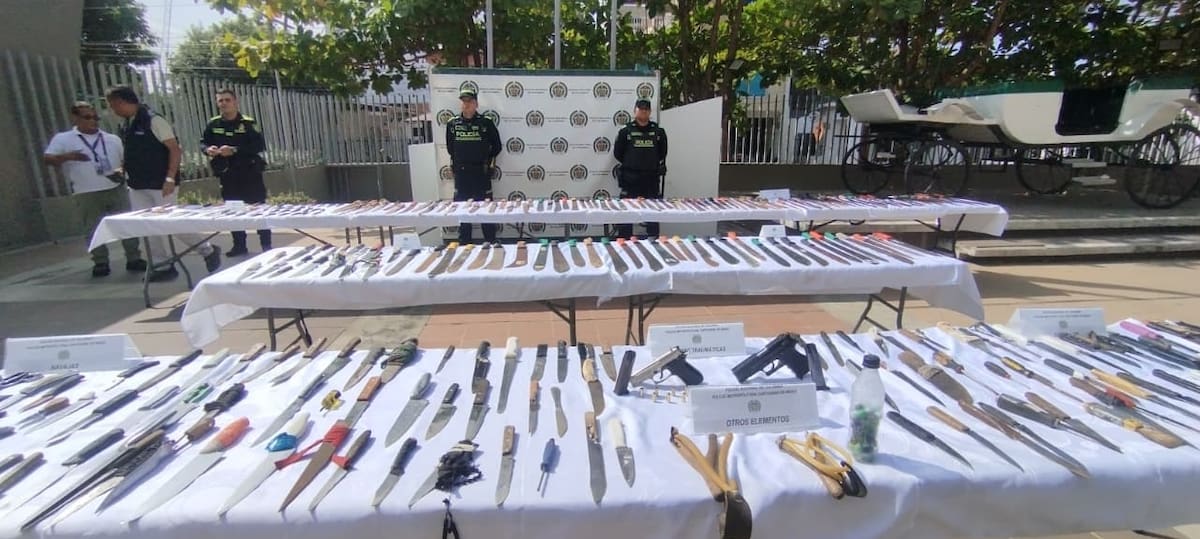 Armas blancas incautadas durante controles externos realizados en el encuentro deportivo Junior vs Palmeiras.