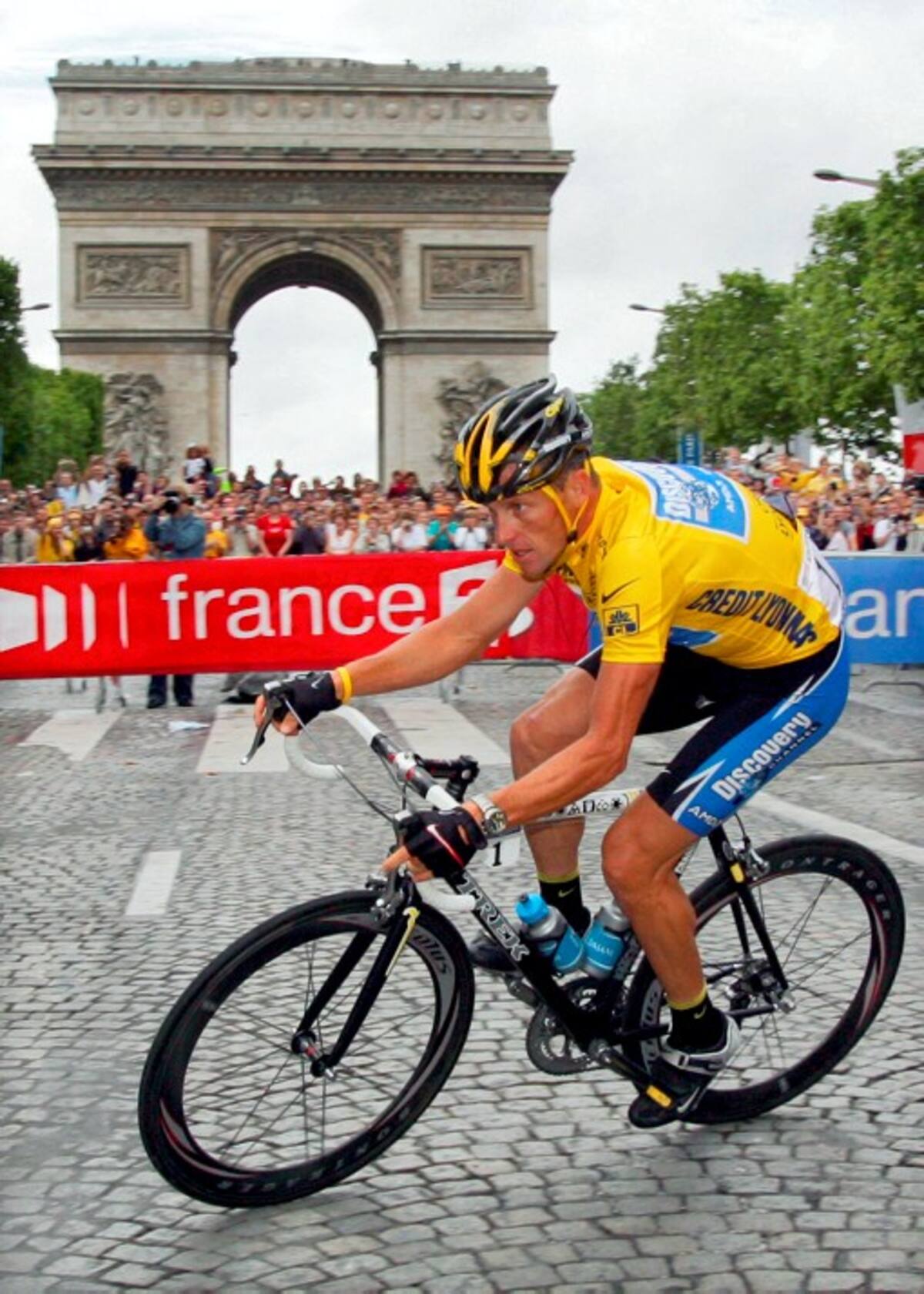 Lance Armstrong, el siete veces ganador del Tour de Francia, es investigado por dopaje. AFP