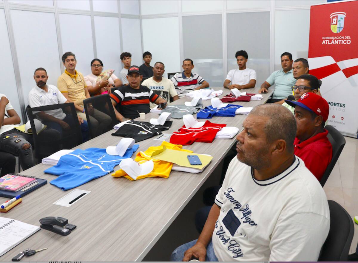 Los delegados de los diferentes municipios y algunos peloteros llegaron hasta las oficinas de Indeportes Atlántico para conocer de 'Batea Atlántico II'.//Cortesía.