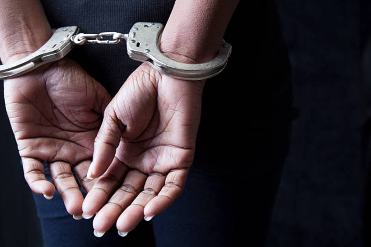 El extranjero tiene detención domiciliaria, pero no podrá salir del país.