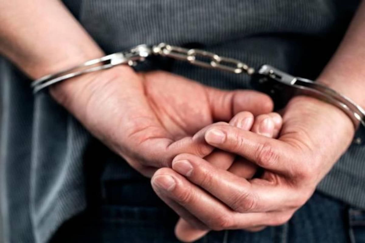 La mujer fue arrestada por la policía de España.
