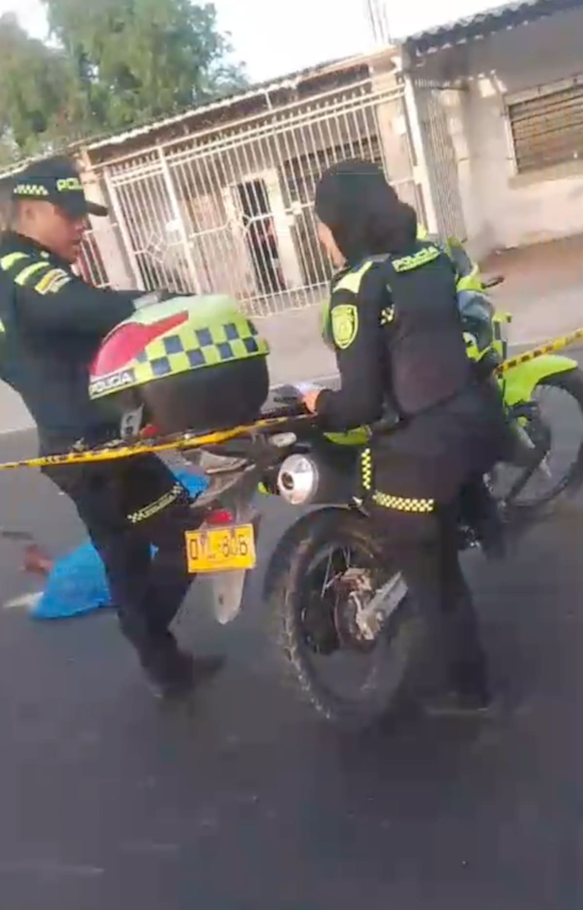 Según el reporte de las autoridades, el habitante en condición de calle murió en el sitio donde fue arrollado por un taxi en la carretera Oriental.//Cortesía Red de Cooperantes.