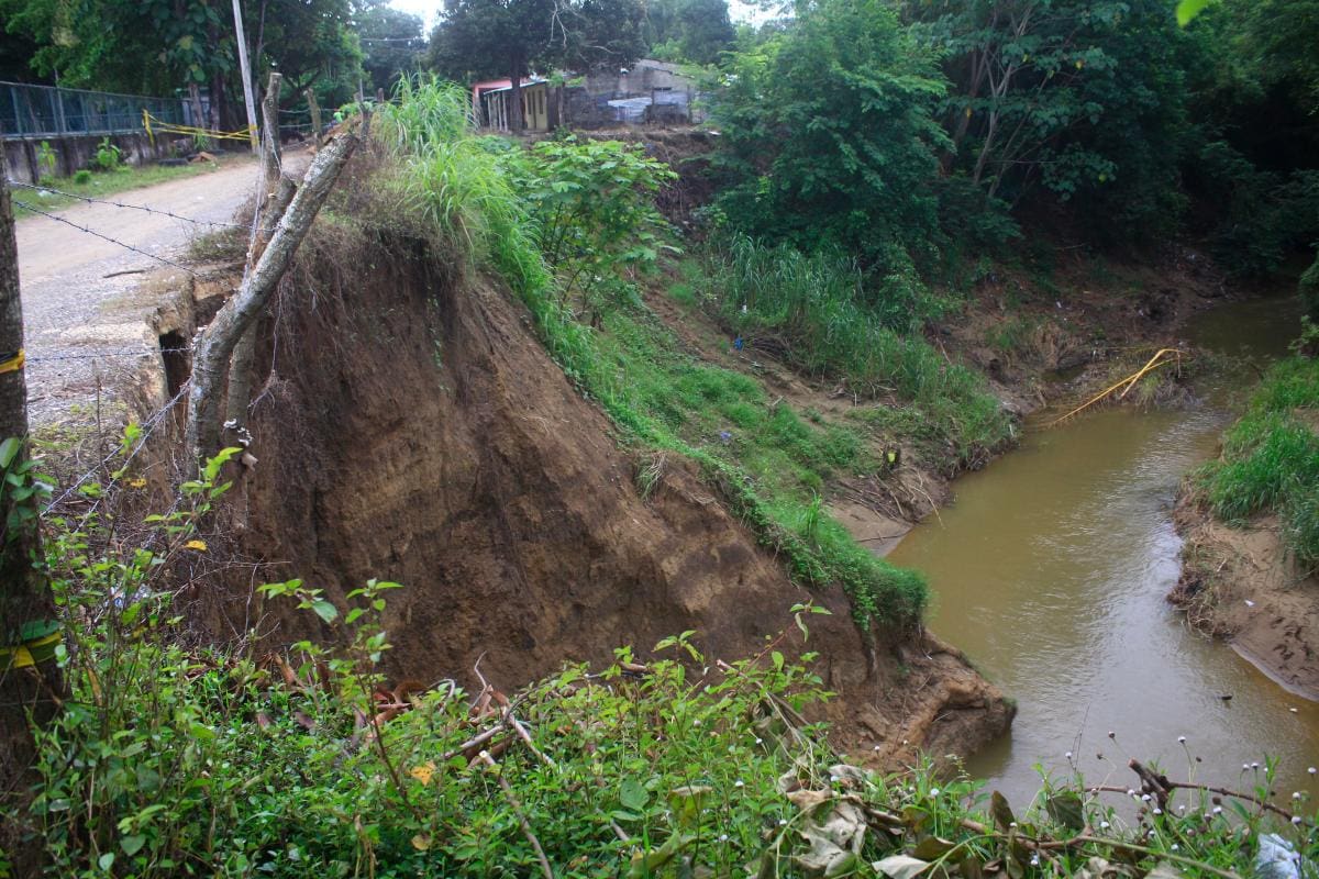 El arroyo Ají Molido se está llevando un barrio de Malagana