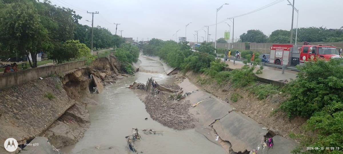 El desbordamiento del arroyo El Platanal ha causado varias emergencias en el municipio de Soledad, Atlántico.