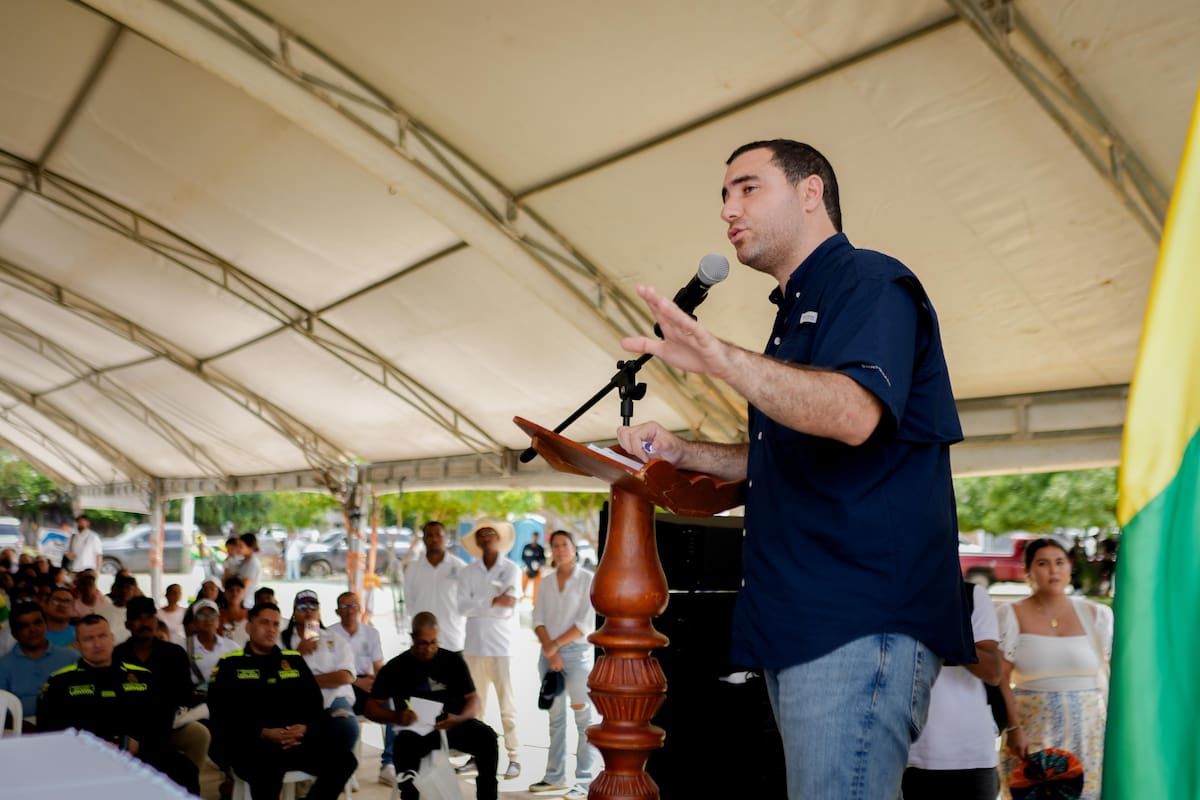 El gobernador de Bolívar, Yamil Arana Padauí, dijo que la granja solar en Arroyohondo, es una respuesta concreta y efectiva. // Foto: Cortesía - Gobernación de Bolívar.