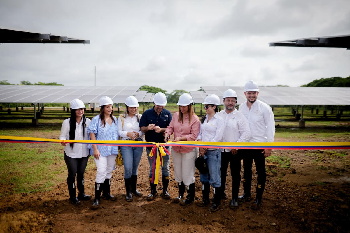 El Ministerio de Minas y Energía; el gobernador Yamil Arana y el FENOGE, inauguran granja solar en Arroyohondo. // Foto: Cortesía - Gobernación de Bolívar.