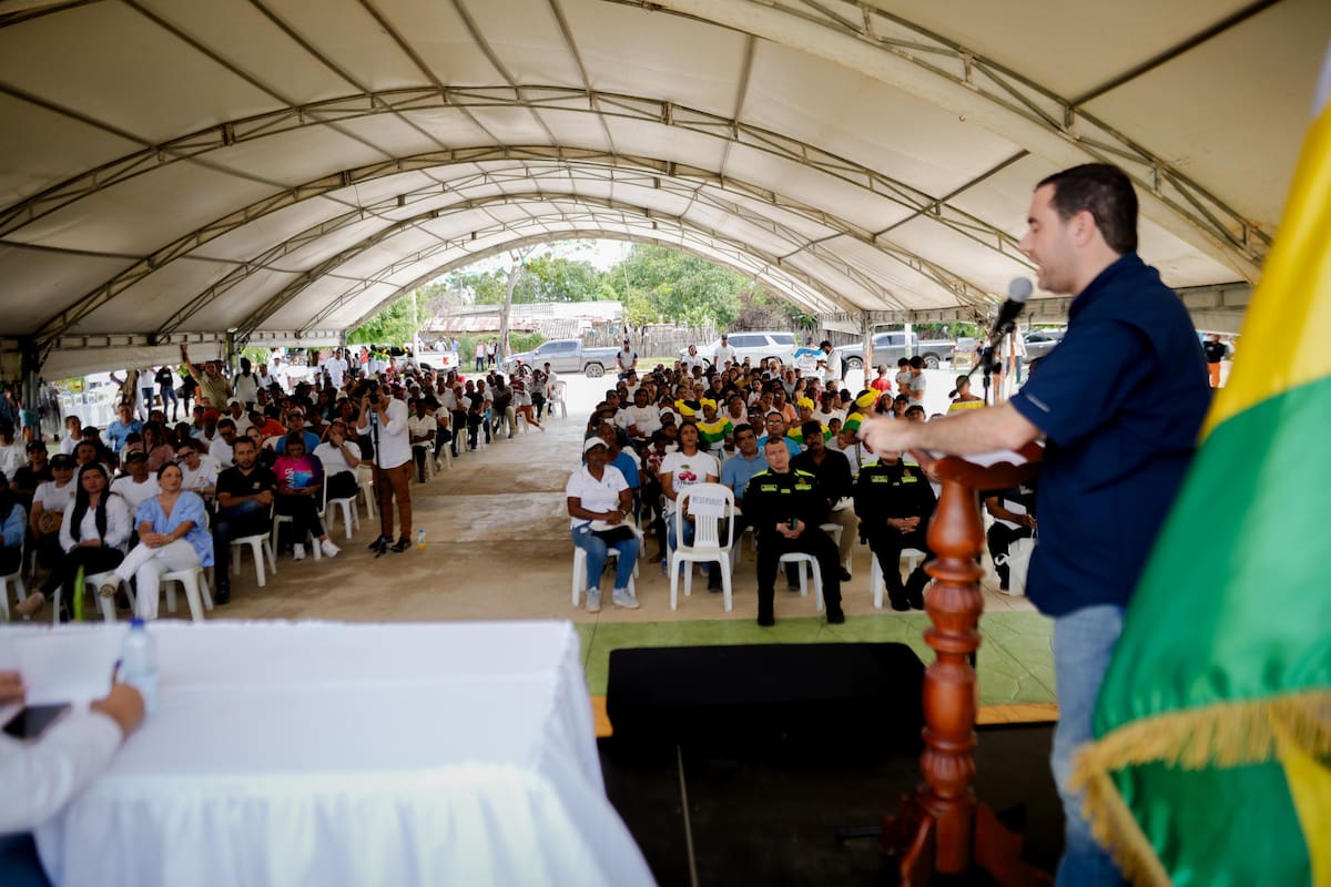 El Gobernador de Bolívar, Yamil Arana, conversando sobre la nueva granja solar. // Foto: Cortesía - Gobernación de Bolívar.