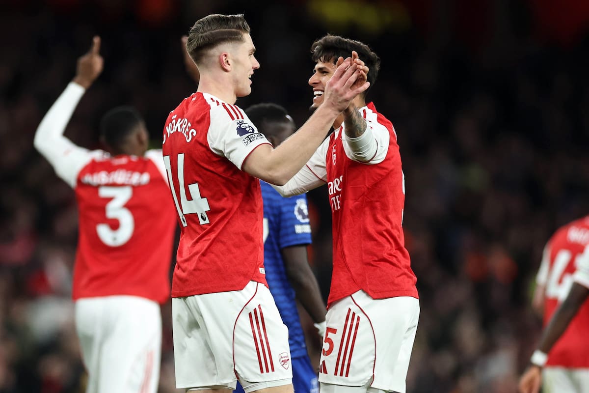 Arsenal sumó agónico triunfo y se mantiene en la cima de la Premier League