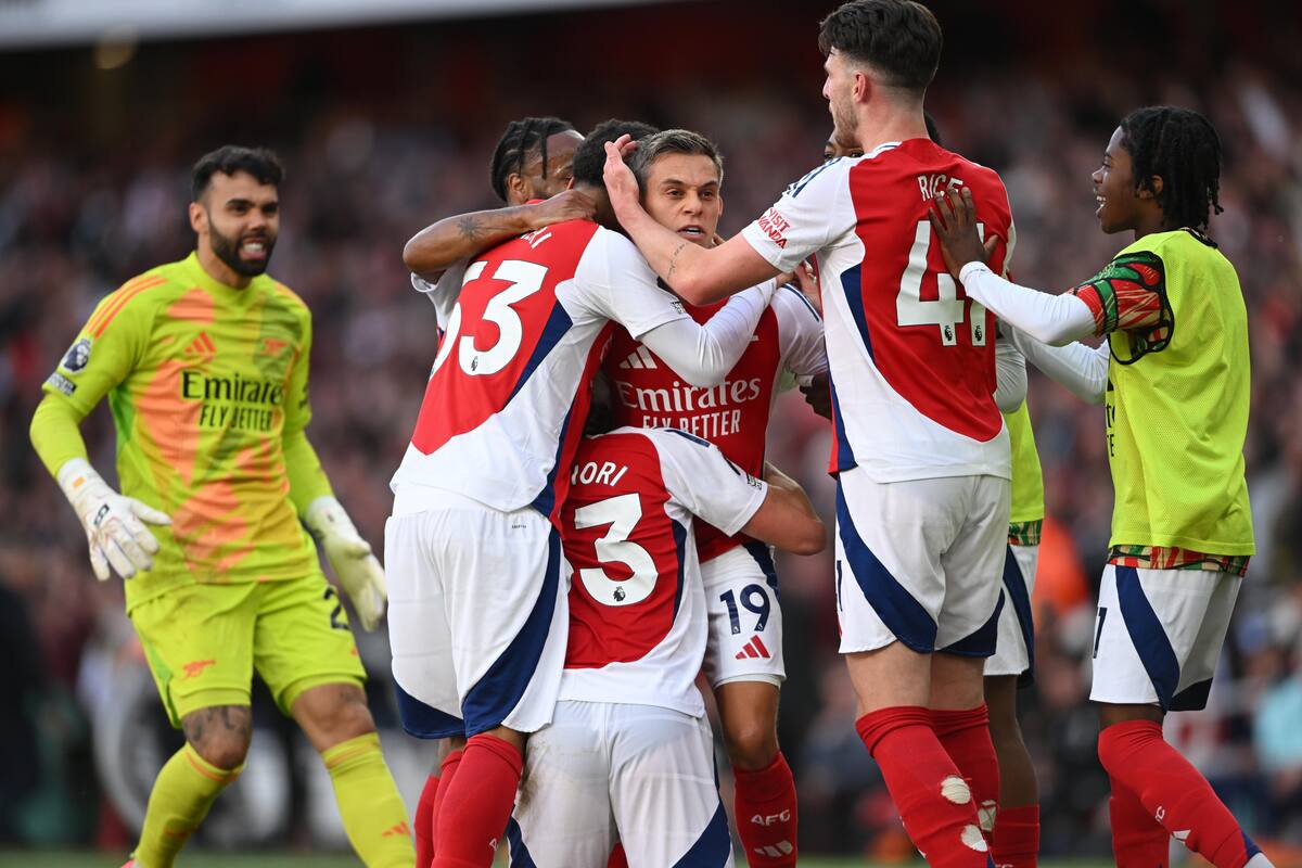 Arsenal logra una victoria y alcanza al City en la cima de la Premier