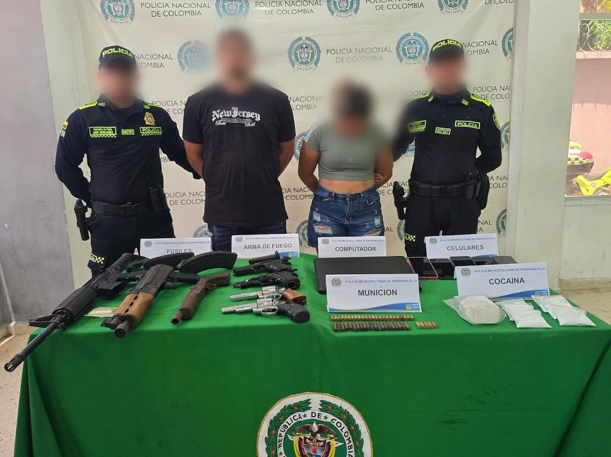 Capturan a dos presuntos integrantes de 'Los Costeños' con fusiles, cocaína y arseonal en Malambo (Atlántico). FOTO: POLICÍA METROPOLITANA DE BARRANQUILLA.