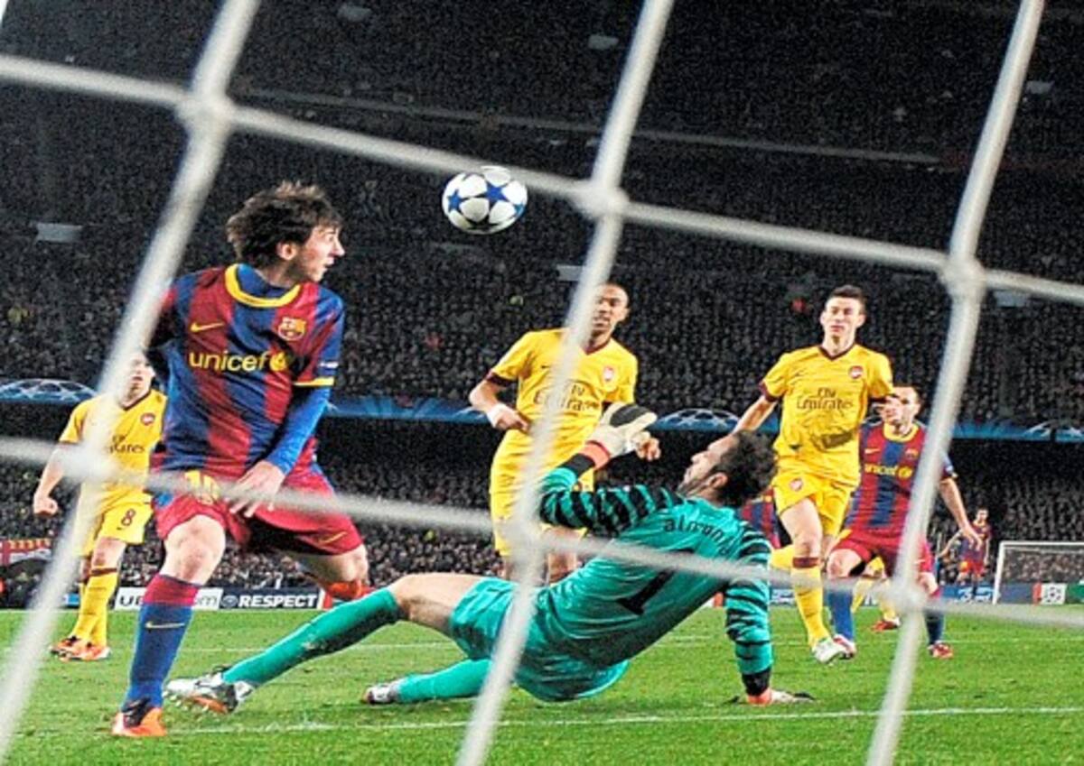Lionel Messi concreta el primer gol del partido ante el Arsenal. AFP