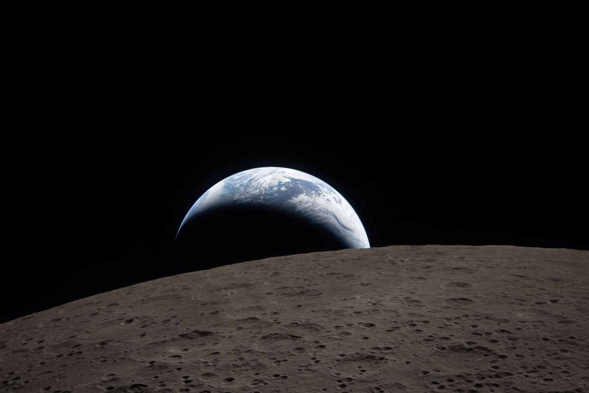 Puesta de sol capturada a través de la ventana de la nave espacial Orion. // NASA