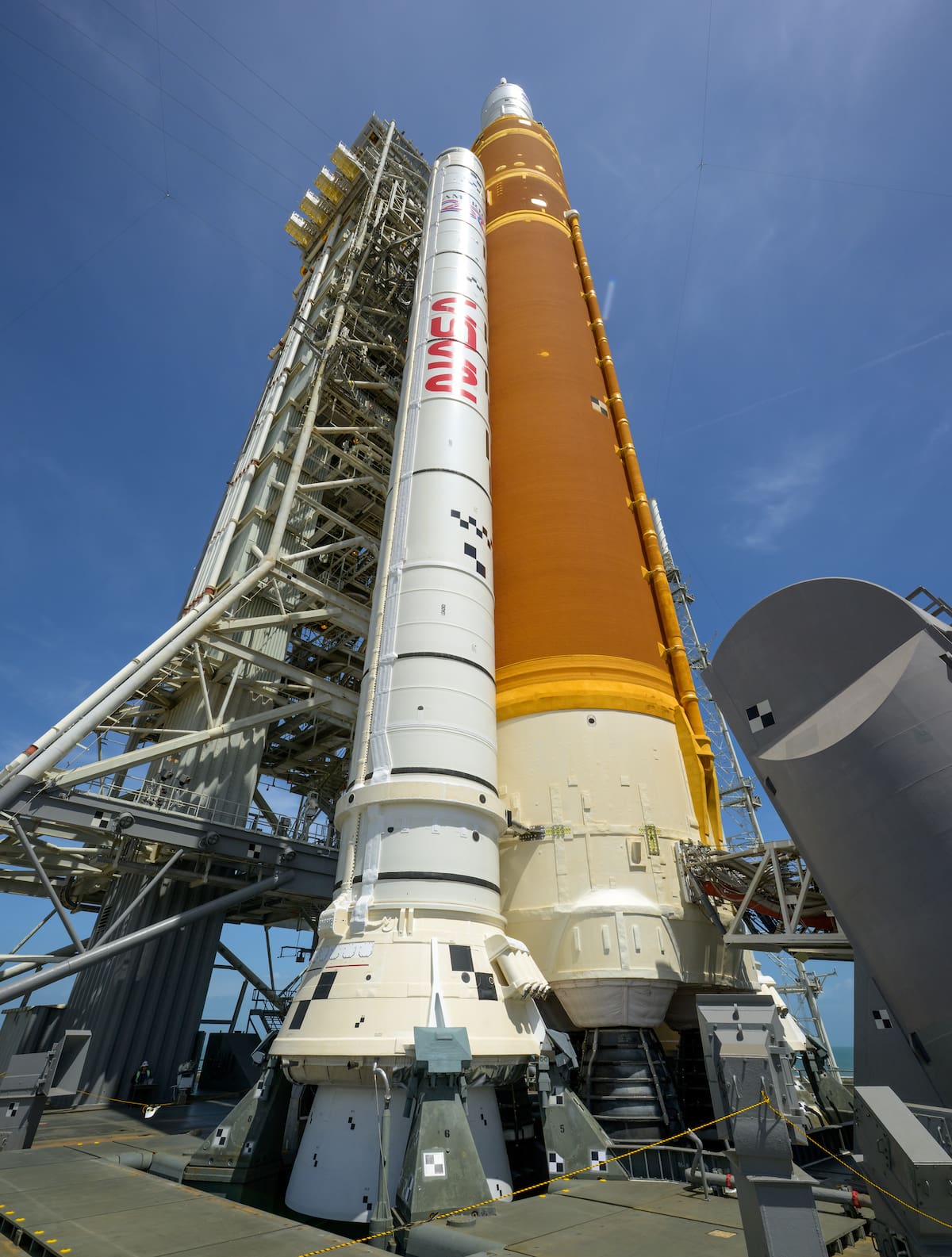Cohete del Sistema de Lanzamiento Espacial (SLS) y la nave espacial Orion de la misión Artemis II. //EFE/ Bill Ingalls/ NASA.