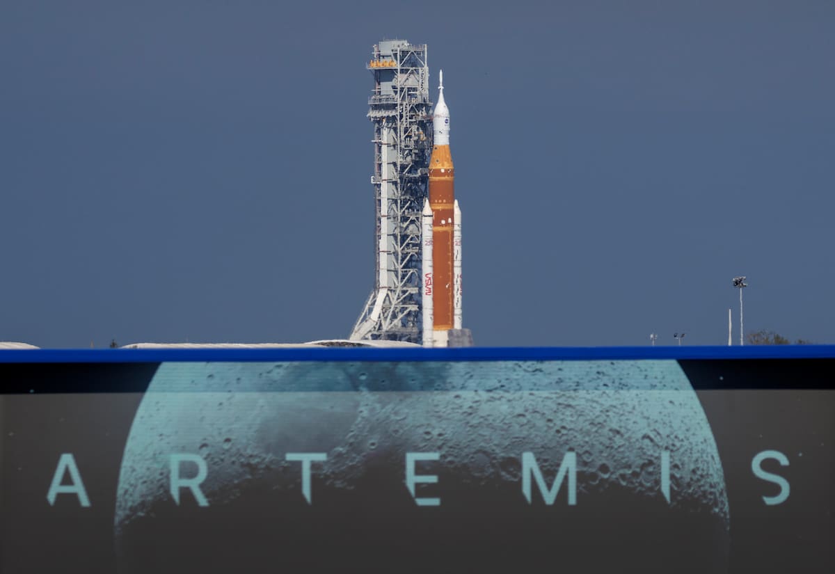 Cohete SLS (Space Launch System) con una cápsula Orion, parte de la misión Artemis II, siendo transportado desde la plataforma de lanzamiento 39B de regreso al Edificio de Ensamblaje de Vehículos (VAB) de la NASA en el Centro Espacial Kennedy en Titusville, Florida (EE.UU.). //EFE/EPA/CRISTOBAL HERRERA-ULASHKEVICH.