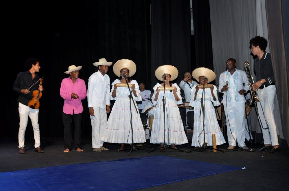 Grupo folclórico que participó en la inauguración.