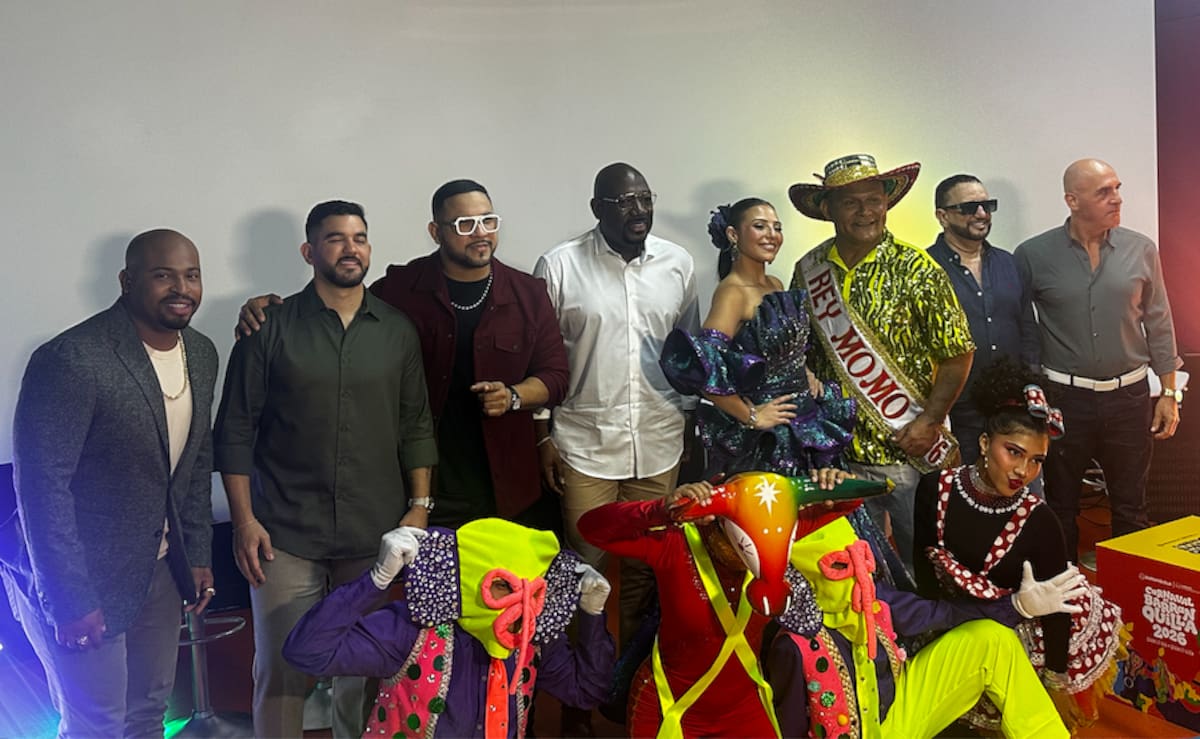 Michelle Char Fernández y Adolfo Maury Cabrera, reyes del Carnaval 2026, junto a algunos de los artistas que estarán en la Lectura del Bando.//Juan M. Cantillo-El Universal.
