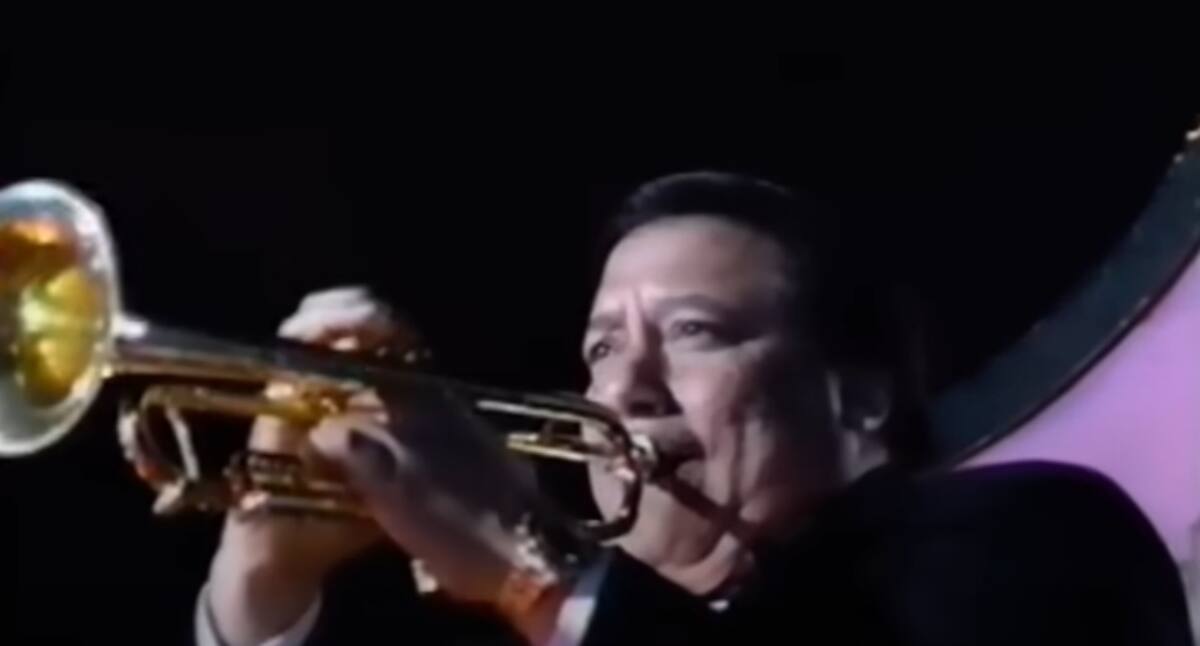 Arturo Sandoval participó en el show del entretiempo de Super Bowl en el año 1995. //Foto: captura de pantalla.