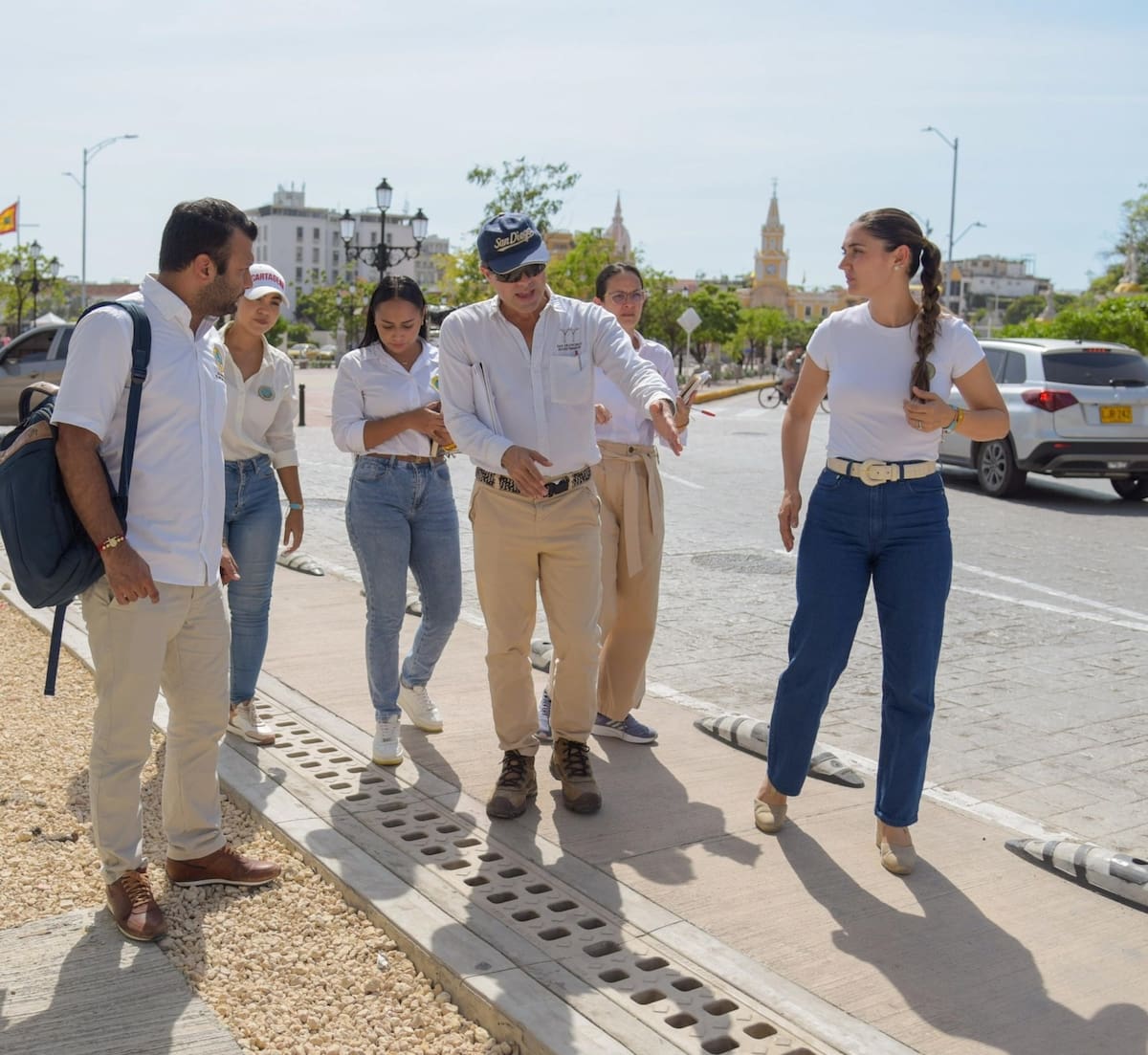 Rafael Tono Vélez, el 'Arquitecto del Año 2024' - al centro - recorre las obras de mejoramientro del espacio público en el entorno del proyecto hotelero San Francisco. // Cortesía