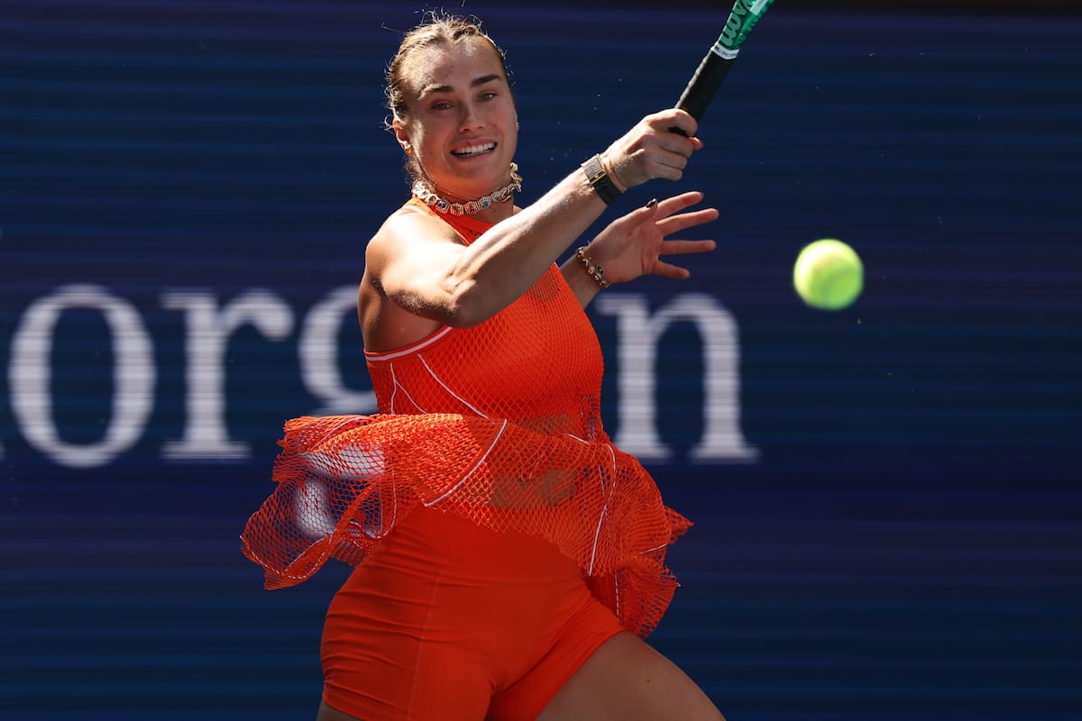 La bielorrusa Aryna Sabalenka devuelve la pelota a la uzbeka Kamilla Rakhimova durante la tercera ronda del Abierto de Estados Unidos de tenis. //Foto, AP: Heather Khalifa