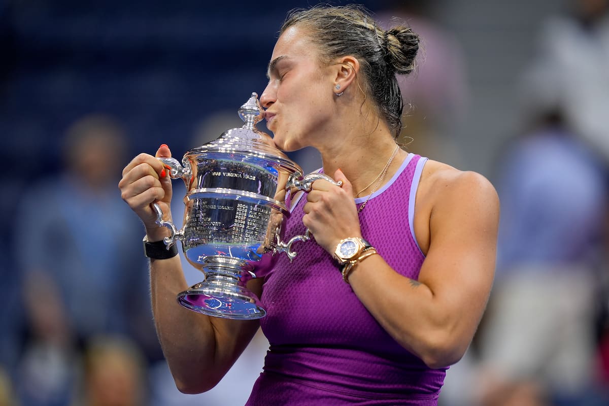 La bielorrusa Aryna Sabalenka besa el trofeo del US Open. //AP