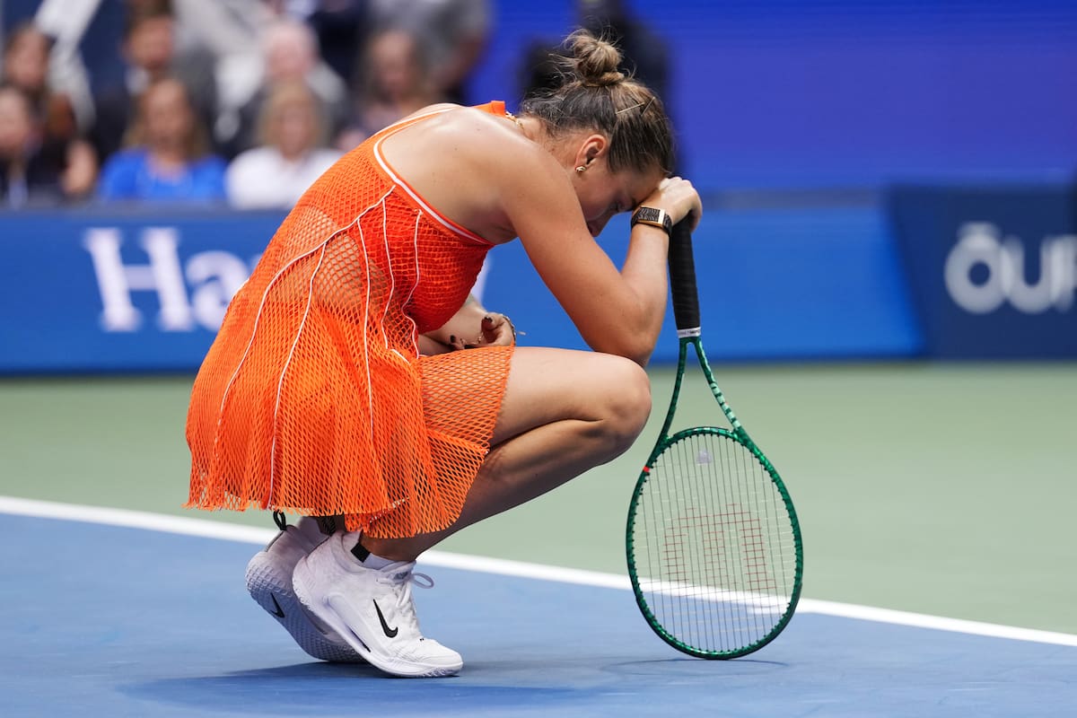 La bielorrusa Aryna Sabalenka reacciona durante la final individual femenina del Abierto de Estados Unidos de tenis contra la kazaja Elena Rybakina. //Foto, AP: Kirsty Wigglesworth