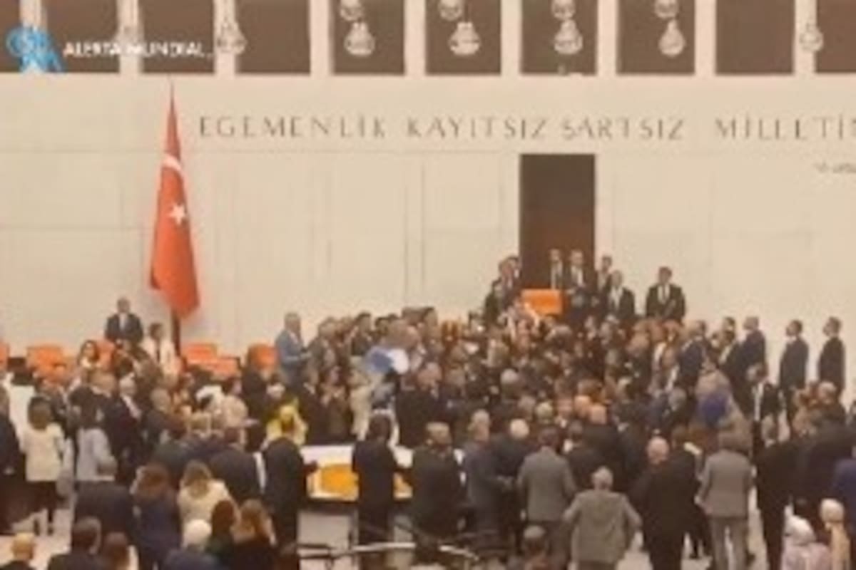 Video registró violento enfrentamiento en la Asamblea Nacional de Turquía